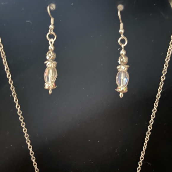 Earrings and necklace - Picture 2 of 4